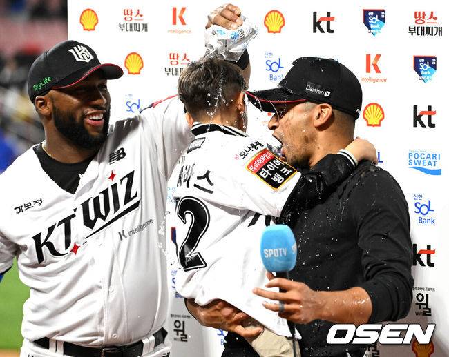 [OSEN=수원, 이대선 기자] KT 위즈가 삼성 라이온즈를 제압했다.KT는 11일 수원 KT위즈파크에서 열린 2025 신한 SOL뱅크 KBO리그 삼성과의 홈 경기에서 5-3으로 승리했다.경기 종료 후 KT 로하스가 첫 승을 거둔 쿠에바스에게 물세례로 축하하고 있다. 2025.04.11 /sunday@osen.co.kr