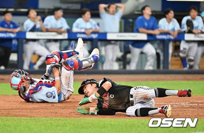 [OSEN=대구, 이석우 기자] 1일 대구삼성라이온즈파크에서 2025 신한 SOL 뱅크 KBO 리그 삼성 라이온즈와 LG 트윈스의 경기가 열렸다. 홈팀 삼성은 후라도가, 방문팀 LG는 임찬규가 선발 출전했다. LG 트윈스 박해민이 7회초 2사 2루 신민재의 좌익수 왼쪽 안타때 득점을 올리고 있다. 삼성 포수 강민호는 송구를 받고 쓰러졌다. 2025.08.01 / foto0307@osen.co.kr