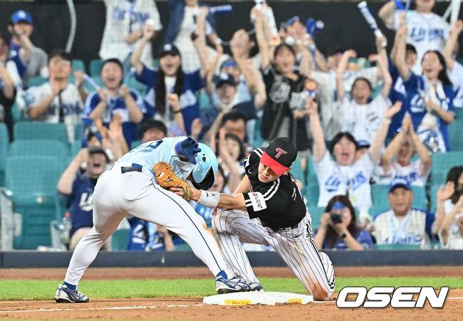 [OSEN=대구, 이석우 기자] 2일 대구삼성라이온즈파크에서 2025 신한 SOL 뱅크 KBO 리그 삼성 라이온즈와 LG 트윈스의 경기가 열렸다. 홈팀 삼성은 원태인이, 방문팀 LG는 에르난데스가 선발 출전했다. 삼성 라이온즈 김성윤이 8회말 1사 우중간 3루타를 치고 세이프되고 있다. 2025.08.02 / foto0307@osen.co.kr