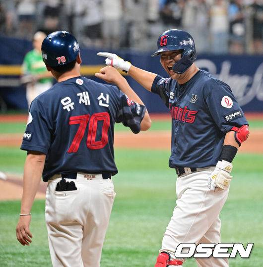 [OSEN=고척, 박준형 기자] 2일 오후 서울 고척스카이돔에서 ‘2025 신한 SOL BANK KBO리그’ 키움 히어로즈와 롯데 자이언츠의 경기가 진행됐다.이날 경기에서 키움은 김윤하를, 롯데는 나균안을 선발투수로 내세웠다.9회초 2사 1,3루 롯데 대타 김민성이 역전 1타점 적시타를 날린뒤 미소 짓고 있다.  2025.08.02 / soul1014@osen.co.kr