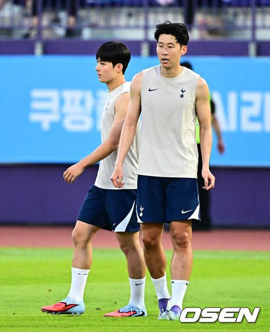 [OSEN=안양, 지형준 기자] 2일 오후 안양종합운동장에서&nbsp;‘2025&nbsp;쿠팡플레이 시리즈’ 토트넘 훗스퍼 오픈 트레이닝이 열렸다.이날 오전에 열린 기자회견에서 손흥민은 토트넘과 이별을 발표했다. 토트넘은 3일 오후 8시 서울월드컵경기장에서 쿠팡플레이 시리즈 2차전 뉴캐슬 유나이티드와 친선 경기를 가진다. 손흥민의 토트넘 소속 마지막 경기일 수도 있다.토트넘 손흥민, 양민혁이 훈련을 하고 있다. 2025.08.02 / jpnews@osen.co.kr