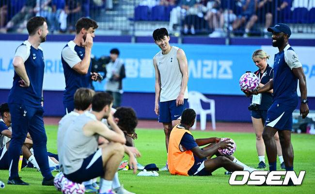 [OSEN=안양, 지형준 기자] 2일 오후 안양종합운동장에서&nbsp;‘2025&nbsp;쿠팡플레이 시리즈’ 토트넘 훗스퍼 오픈 트레이닝이 열렸다.이날 오전에 열린 기자회견에서 손흥민은 토트넘과 이별을 발표했다. 토트넘은 3일 오후 8시 서울월드컵경기장에서 쿠팡플레이 시리즈 2차전 뉴캐슬 유나이티드와 친선 경기를 가진다. 손흥민의 토트넘 소속 마지막 경기일 수도 있다.토트넘 손흥민이 훈련을 하고 있다. 2025.08.02 / jpnews@osen.co.kr
