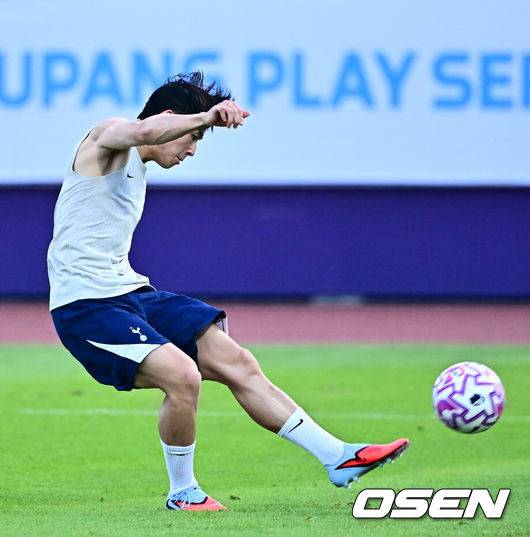 (OSEN = Anyang, Ji -Joon Ji) On the afternoon of the afternoon, the 2025 Kupang Play Series Tottenham Hufper Open Training was held at the Anyang Sports Complex. Tottenham will play a friendly match against Newcastle United in the second leg of the Kupang Play Series at the Seoul World Cup Stadium on the 3rd at 8 pm. It may be the last game of Son Heung -min's Tottenham, and Tottenham Yang Min -hyuk is training. 2025.08.02 / jpnews@osen.co.kr