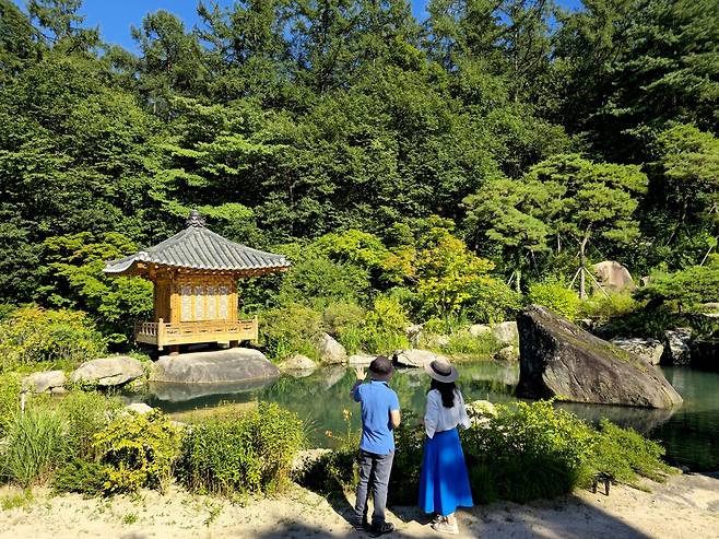 용반연, 섬휘루, 서섬암.