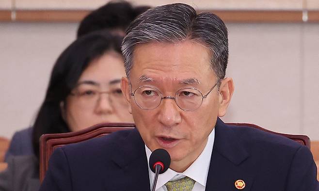 1일 서울 여의도 국회에서 열린 법제사법위원회 전체회의에서 정성호 법무부 장관이 의원질의에 답하고 있다. 연합뉴스