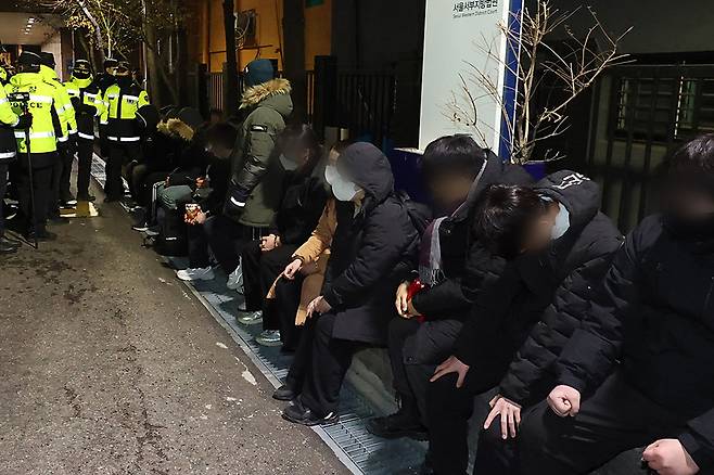 지난 1월18일 서울 마포구 서울서부지법에 법원 담장을 넘어 무단 침입한 윤석열 전 대통령 지지자들이 경찰에 붙잡혀 있다. 연합뉴스
