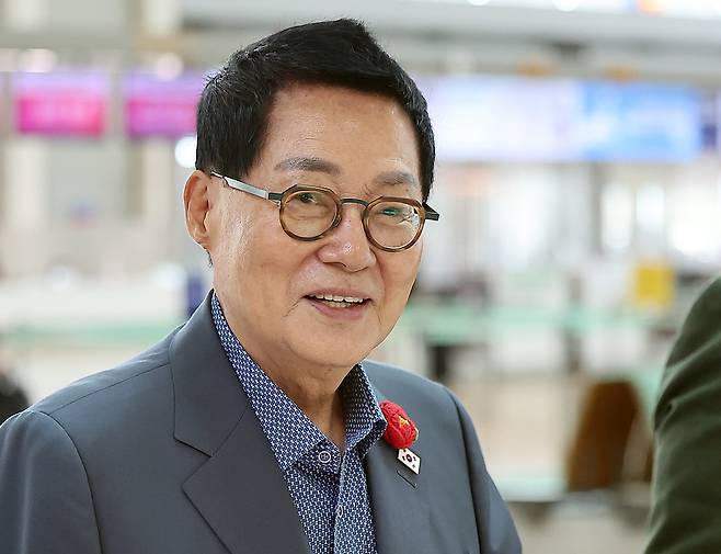 박지원 폴란드 특사단장이 지난달 27일 오전 인천국제공항 제1터미널을 통해 폴란드로 출국하고 있다. 인천공항=뉴스1