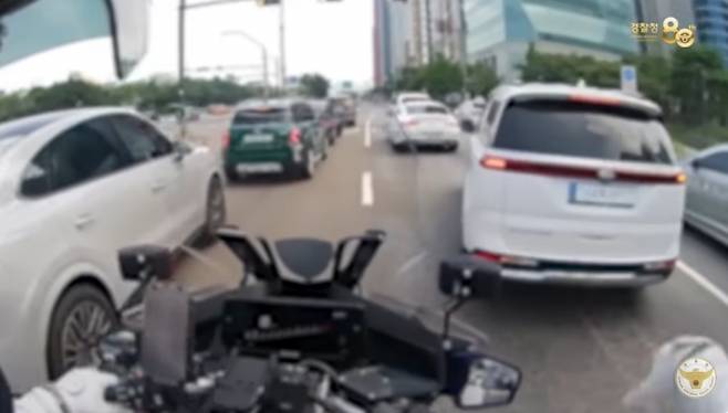 생후 5개월 아기 응급 이송하는 경찰. 유튜브 채널 ‘대한민국 경찰청’ 갈무리