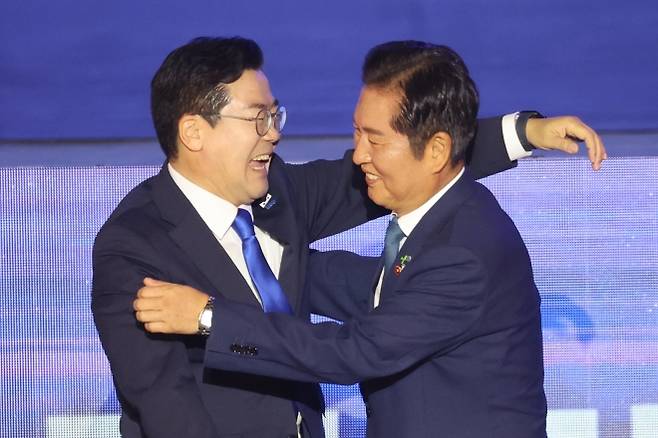 정청래 더불어민주당 신임 당대표가 2일 고양 킨텍스에서 열린 전국당원대회에서 박찬대 후보와 포옹하고 있다. 2025.8.2 연합뉴스