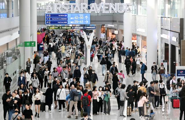 인천국제공항 1터미널 출국장 면세점 구역이 여행객들로 붐비고 있다. 권욱 기자
