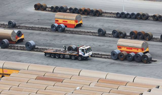 한국과 미국의 관세 협상이 타결된 7월 31일 경기도 평택항에 철강 제품이 쌓여 있다. 연합뉴