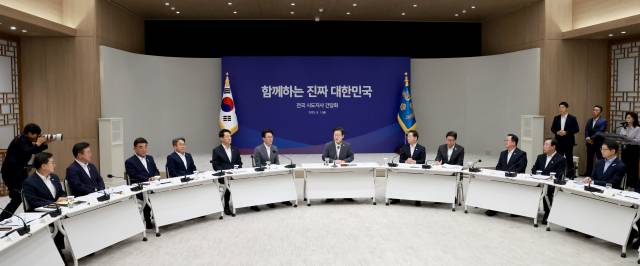 이재명 대통령이 1일 서울 용산 대통령실 청사에서 열린 전국 시도지사 간담회를 주재하고 있다. 연합뉴스