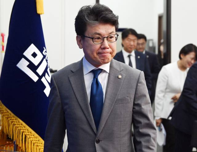 진성준 더불어민주당 정책위의장이 1일 서울 여의도 국회에서 열린 최고위원회의에 참석하고 있다. 오승현 기자