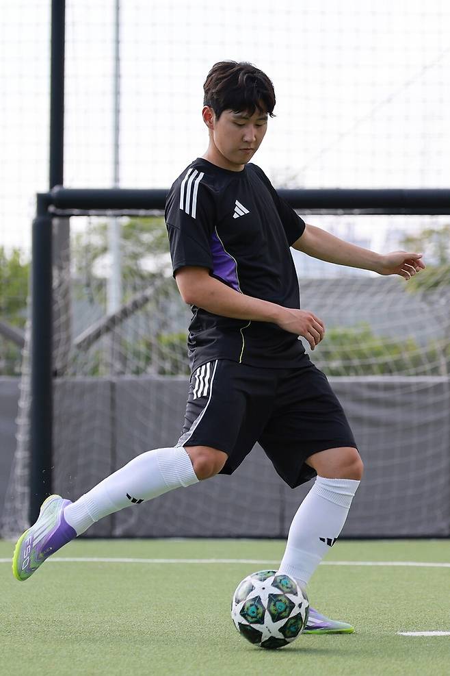 ▲ 프랑스 프로축구 파리 생제르맹 이강인이 2일 서울 용산구 현대아이파크몰 더베이스에서 열린 '강인 메이드 미 두 잇'(KANGIN MADE ME DO IT) 행사에 참석해 풋살 이벤트 경기에 앞서 몸을 풀고 있다. ⓒ연합뉴스