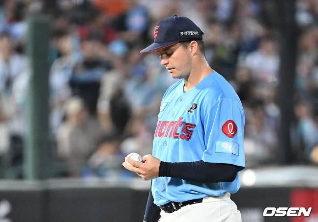 롯데 데이비슨이 지난달 31일 NC전에서 실점 후 아쉬워하고 있다.