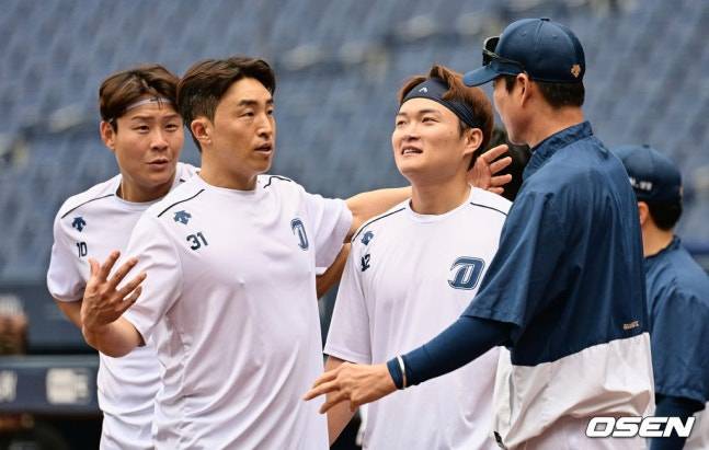 지난 2023년 NC 시절의 손아섭(왼쪽)과 안중열.