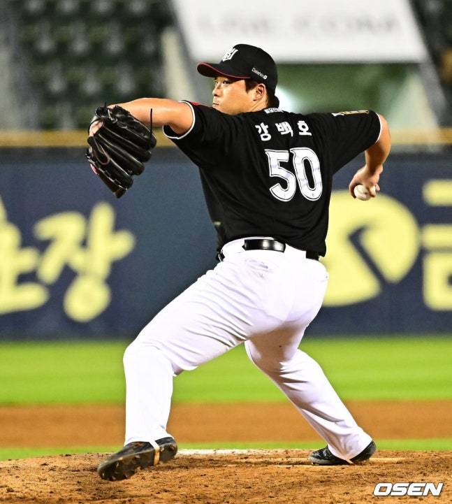 KT 강백호가 지난달 31일 잠실 LG전에서 8회말 투구하고 있다.