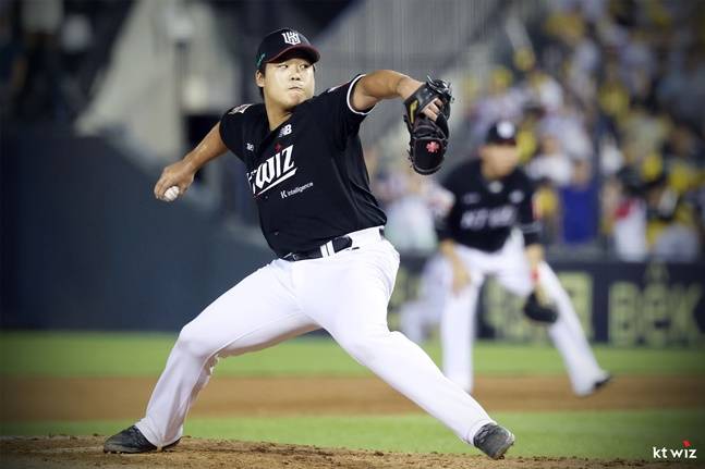 KT 강백호가 지난달 31일 잠실 LG전에서 8회말 투구하고 있다. /사진=KT 위즈 제공