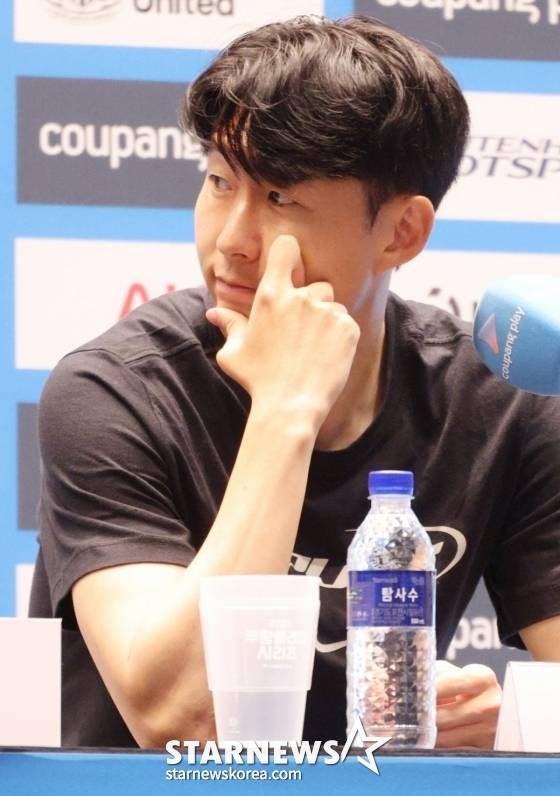 손흥민이 2일 여의도 TWO IFC에서 열린 2025 쿠팡플레이 시리즈 2경기 기자회견에서 토마스 프랭크 토트넘 홋스퍼 감독쪽을 바라보고 있다. /사진=김진경 대기자
