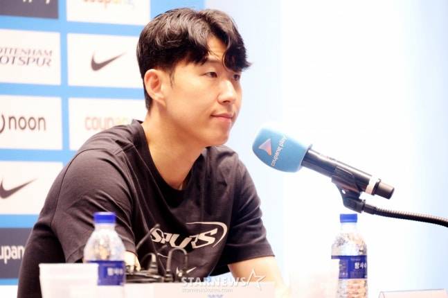 질문을 듣고 있는 손흥민. /사진=김진경 대기자