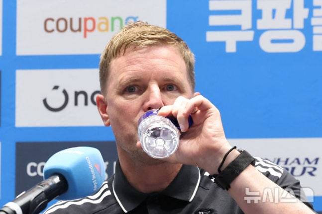 잉글랜드 프리미어리그 뉴캐슬 유나이티드 에디 하우 감독이 2일 서울 여의도 IFC몰에서 열린 2025 쿠팡플레이 시리즈 뉴캐슬 기자회견에서 물을 마시고 있다. /사진=뉴시스