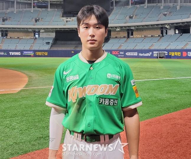 키움 염승원이 1일 롯데전 승리 후 촬영을 하고 있다. /사진=안호근 기자
