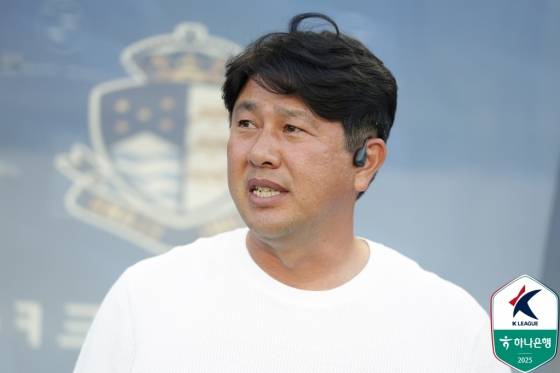김도균 서울 이랜드 감독이 지난 7월 27일 오후 7시 수원월드컵경기장에서 열린 하나은행 K리그2 2025 22라운드 경기 중 그라운드를 바라보고 있다. /사진=한국프로축구연맹