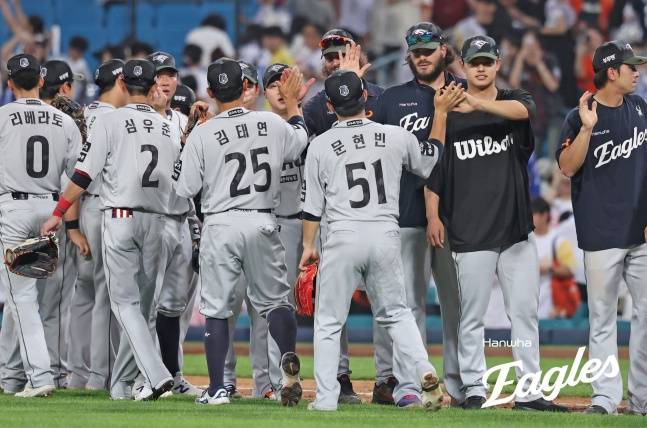 한화 문동주(오른쪽에서 2번째)가 선수단을 반기고 있다. /사진=한화 이글스 제공