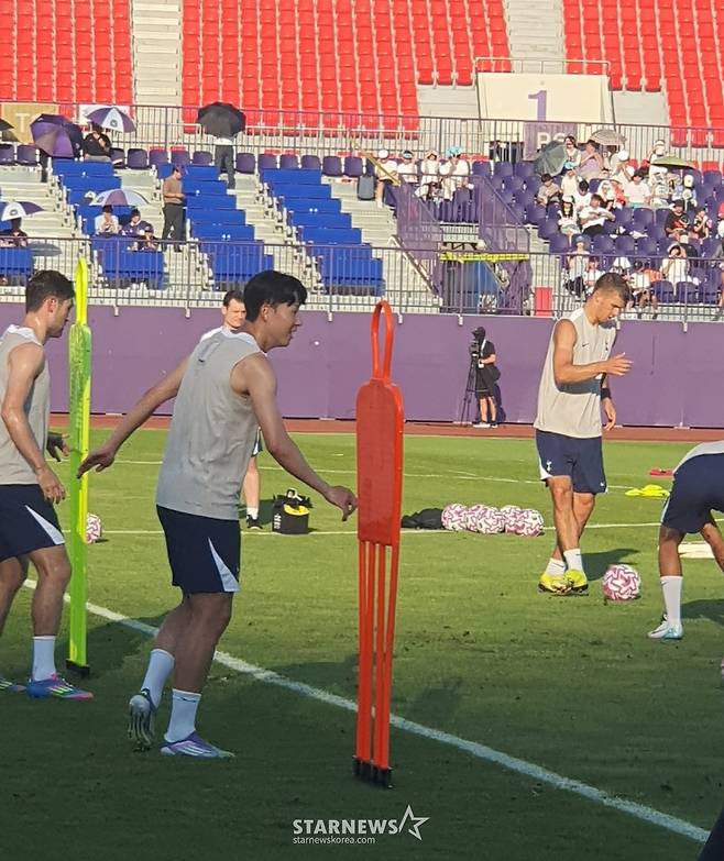 훈련에 여념 없는 손흥민. /사진=박재호 기자