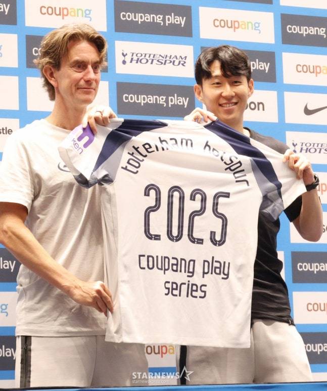 2025 쿠팡플레이 시리즈 토트넘 홋스퍼 FC 기자회견이 2일 서울 여의도 TWO IFC 3층 The Forum에서 열렸다.  토트넘 홋스퍼 토마스 프랭크 감독과 손흥민이 기자회견 후 포토타임을 갖고 있다. /사진=김진경 대기자.