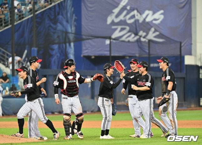 LG 선수단이 2일 대구 삼성전에서 승리한 뒤 자축하고 있다.