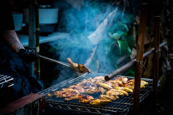 즉석으로 숯불에 구워 주는 바비큐가 인기 메뉴다