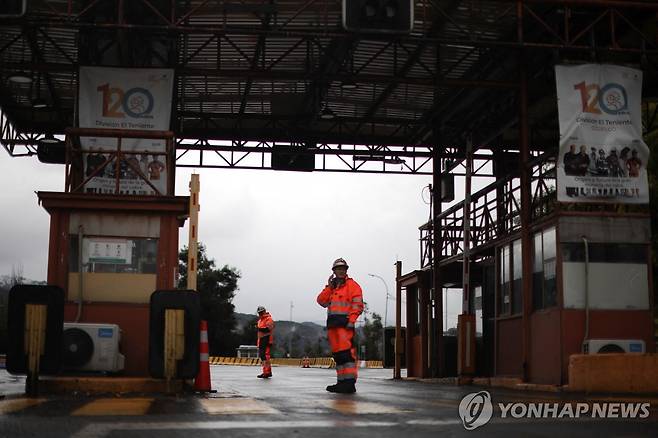 1일(현지시간) 칠레 엘테니엔테 광산 붕괴 사고 현장 입구 [마이테네스 로이터=연합뉴스. 재판매 및 DB 금지]
