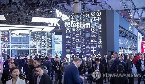 MWC 2025 SKT 부스, AI 혁신 기술에 참관객 몰려     (서울=연합뉴스) SK텔레콤이 스페인 바르셀로나에서 열린 MWC 2025에서 혁신적인 AI 기술을 전시하며 글로벌 ICT 업계 관계자들로부터 큰 관심을 받았다고 7일 밝혔다. 사진은 SKT 부스 관람하는 참관객 모습. 2025.3.7 [SK텔레콤 제공. 재판매 및 DB 금지]
