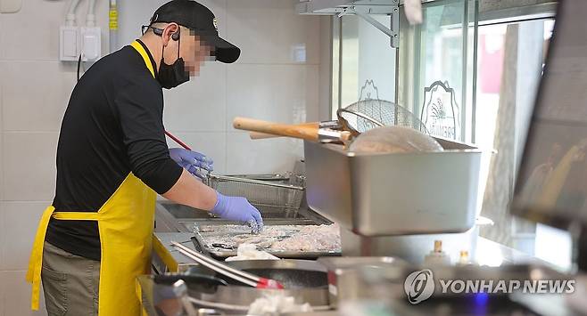 창원NC파크 재개장에 영업 준비하는 인근 상인 [연합뉴스 자료사진]