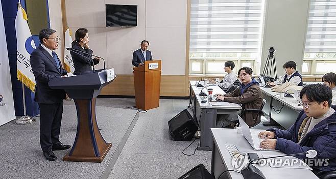 문체부, 게임 속 확률형 아이템 정보공개 입법 예고 (서울=연합뉴스) 황광모 기자 = 전병극 문화체육관광부 1차관이 13일 오전 서울 종로구 정부서울청사 별관에서 게임 속 확률형 아이템 정보공개 의무화 조항이 담긴 게임산업법 시행령 개정안에 대한 입법 예고 브리핑을 하고 있다. 
    개정 게임산업법은 예고 시한을 거쳐 2024년 3월부터 실시될 계획이다. 2023.11.13 hkmpooh@yna.co.kr