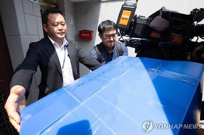 한덕수 전 총리 자택 압색 끝…압수품 옮기는 내란특검팀 (서울=연합뉴스) 서대연 기자 = '12·3 비상계엄' 관련 내란·외환 사건을 수사하는 조은석 특별검사팀이 24일 서울 종로구에 있는 한덕수 전 국무총리 자택 압수수색을 마친 뒤 압수품을 차량에 싣고 있다. 2025.7.24 [공동취재] dwise@yna.co.kr