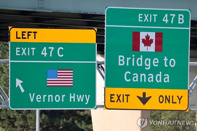 미국 미시간주 디트로이트의 캐나다 접경 지대에 있는 도로표지판 [AFP=연합뉴스. 재판매 및 DB 금지]