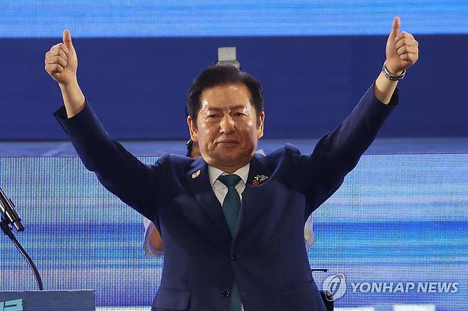 당원 향해 인사하는 정청래 신임 당대표 (고양=연합뉴스) 김주성 기자 = 더불어민주당 정청래 신임 당대표가 2일 고양 킨텍스에서 열린 전국당원대회에서 당대표직 수락연설을 마친 뒤 인사하고 있다. 2025.8.2 utzza@yna.co.kr