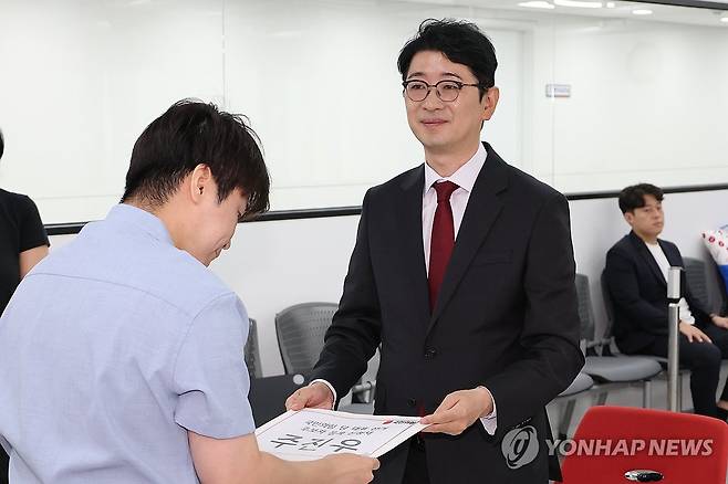 당 대표 선거 후보 등록하는 주진우 의원 (서울=연합뉴스) 김주성 기자 = 국민의힘 8·22 전당대회 당 대표 선거에 출마한 주진우 의원이 30일 서울 여의도 중앙당사에서 공식 후보 등록을 하고 있다. 2025.7.30 utzza@yna.co.kr