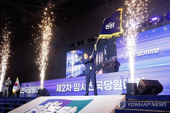 당기 흔드는 정청래 신임 당대표 (고양=연합뉴스) 김주성 기자 = 더불어민주당 정청래 신임 당대표가 2일 고양 킨텍스에서 열린 전국당원대회에서 김병기 당대표 직무대행 겸 원내대표로부터 받은 당기를 흔들고 있다. 2025.8.2 [공동취재] utzza@yna.co.kr