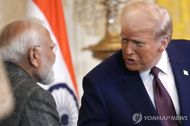 지난 2월 13일(현지시간) 미국 워싱턴DC 백악관에서 만난 나렌드라 모디 인도 총리와 도널드 트럼프 미 대통령  [AP 연합뉴스 자료사진. 재배포 및 DB 금지]