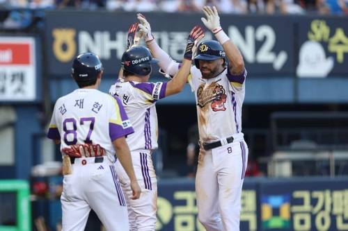 홈런 친 뒤 하이파이브 하는 케이브(오른쪽) [두산 베어스 제공. 재배포 및 DB 금지]