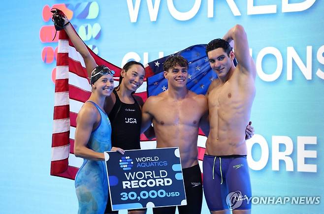 혼성 계영 400ｍ에서 세계 신기록으로 우승한 미국 선수들의 세리모니 모습. [로이터=연합뉴스]