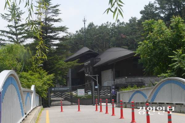 관악산 입구로 이어지는 예술공원길 끝에는 서울대학교 관악수목원이 자리해 있다. 지금은 굳게 문을 닫았지만 올해 가을쯤 전면개방이 이뤄질 예정이어서 안양예술공원과 함께 명소로 발돋움할 것으로 기대된다. 2025.7.31 안양/박상일기자 metro@kyeongin.com