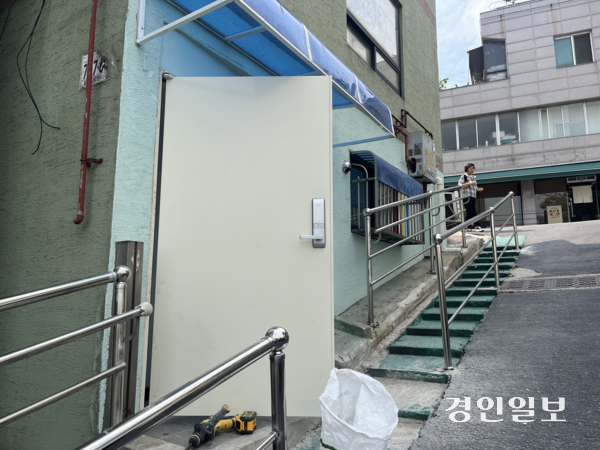 지난 1일 오전 10시께 인천 중구의 한 건물 현관 앞에 ‘안전 펜스’가 설치돼있다. 2025.8.1 /송윤지기자 ssong@kyeongin.com