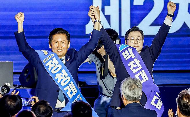 ▲ 2일 고양 킨텍스에서 열린 '제2차임시전국당원대회'에서 더불어민주당 정청래(왼쪽부터)·박찬대 당대표 후보가 손을 잡고 당원들을 향해 인사하고 있다. /이호윤 기자 256@incheonilbo.com