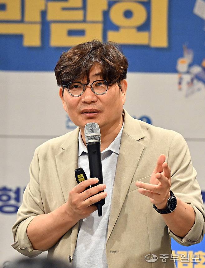 최승후 강사가 수험생과 학부모들 앞에서 입시특강을 하고 있다. 노민규기자