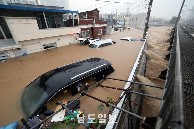 지난달 17일 광주 북구 신안동 일대가 침수돼 차량이 물에 잠겨 있는 모습. /남도일보 DB