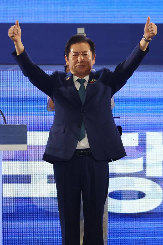 더불어민주당 정청래 신임 당대표가 지난 2일 고양 킨텍스에서 열린 전국당원대회에서 당대표직 수락연설을 마친 뒤 인사하고 있다./연합뉴스